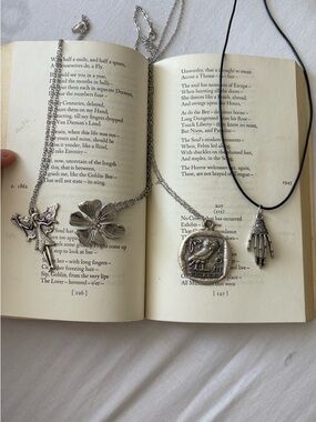 Silver & Pendant Women's Necklace Set